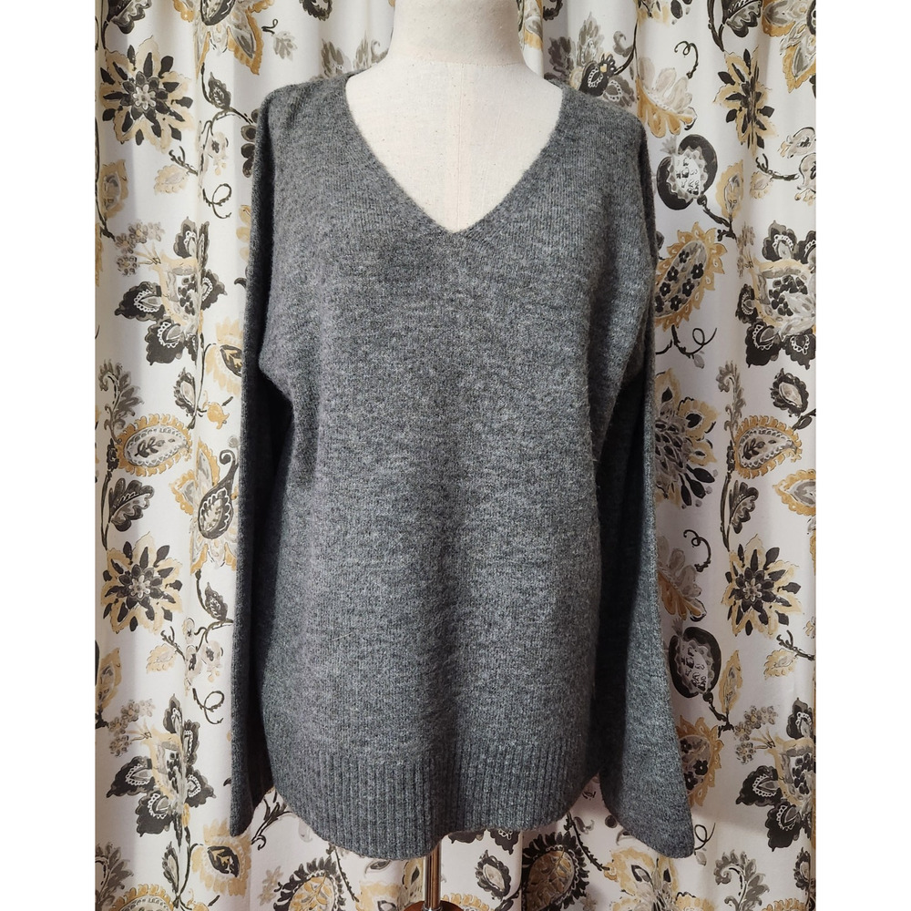 Express Sweater Womens Size Medium Pullover V-Neck Oversized Soft Acrylic Blend